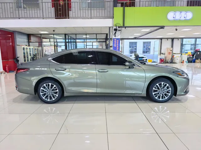 Lexus ES — Фото автомобиля 14