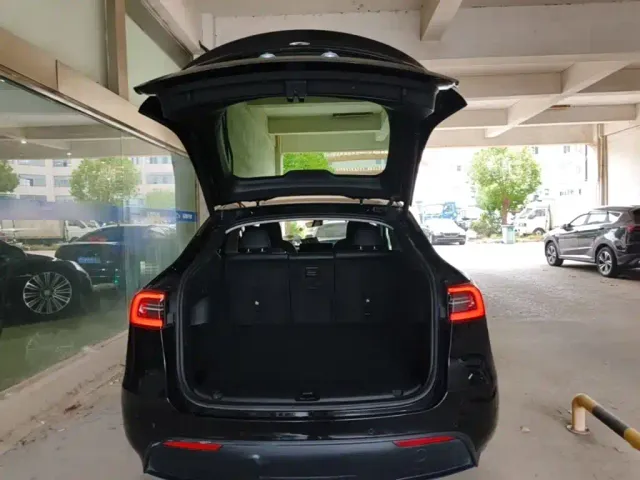 Tesla Model Y — Фото автомобиля 18