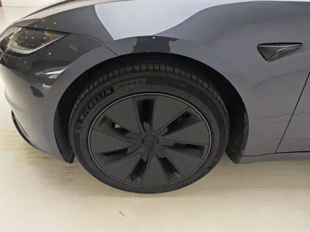 Tesla Model 3 — Фото автомобиля 22