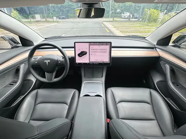 Tesla Model 3 — Фото автомобиля 11