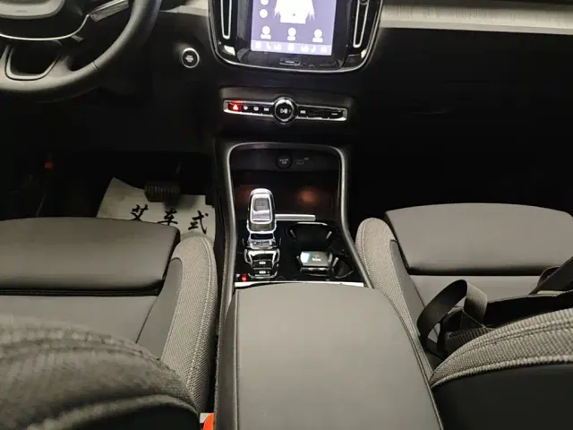Volvo XC40 — Фото автомобиля 13