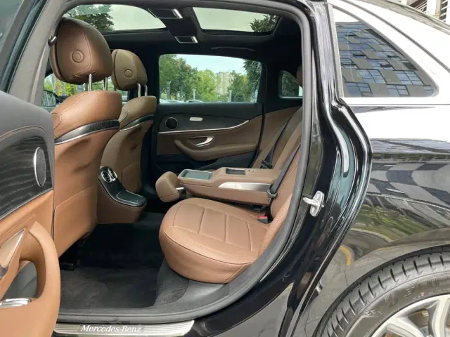 Mercedes-Benz E-Class — Фото автомобиля 12