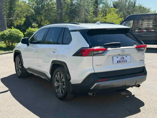 Toyota RAV4 — Фото автомобиля 9
