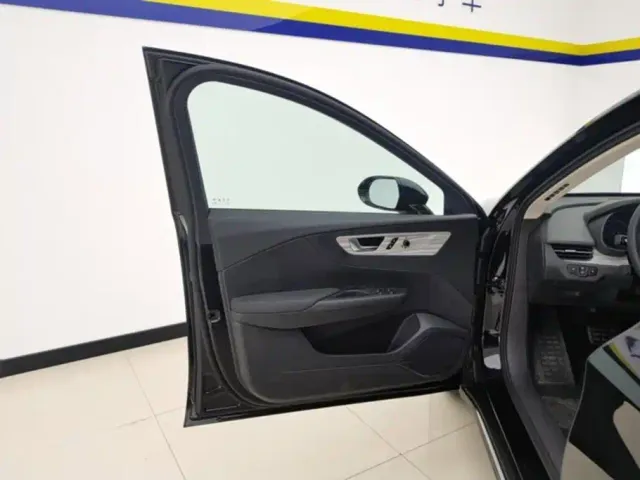 Hongqi E-QM5 — Фото автомобиля 7