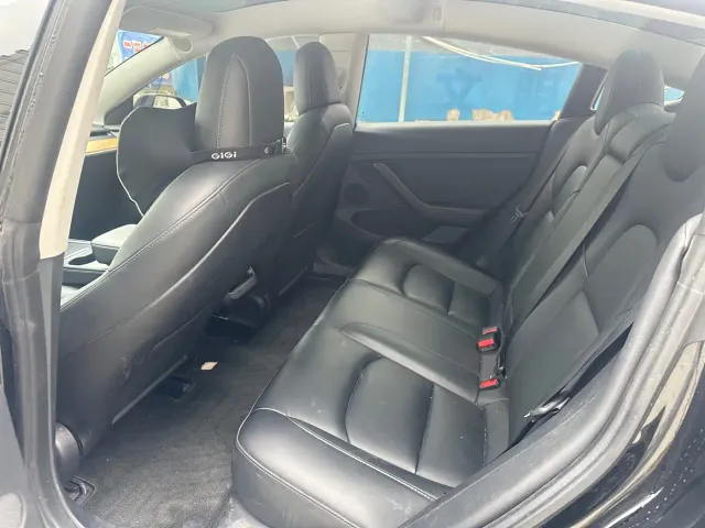 Tesla Model 3 — Фото автомобиля 5