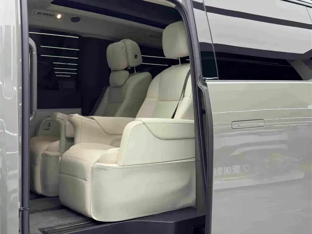 Li Auto MEGA — Фото автомобиля 9