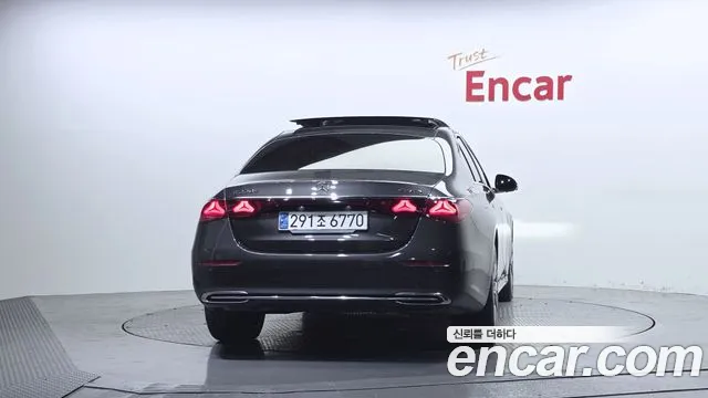 Mercedes-Benz E-Class — Фото автомобиля 4