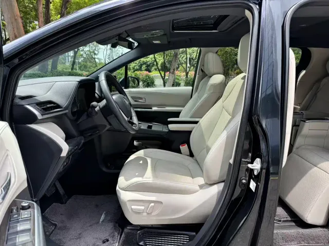Toyota Sienna — Фото автомобиля 8