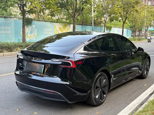 Tesla Model 3 — Фото автомобиля 9