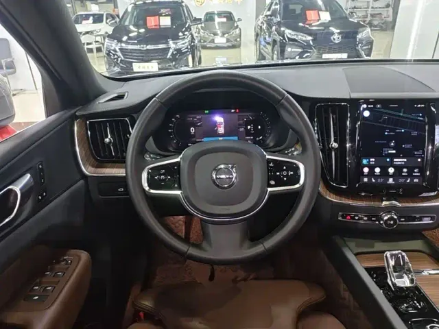 Volvo XC60 — Фото автомобиля 10