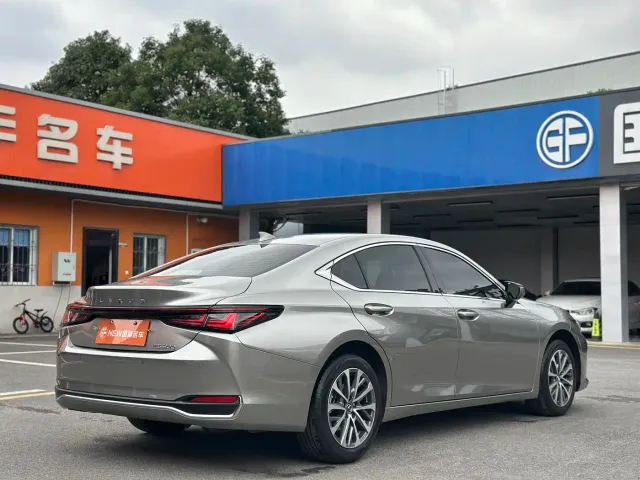 Lexus ES — Фото автомобиля 17