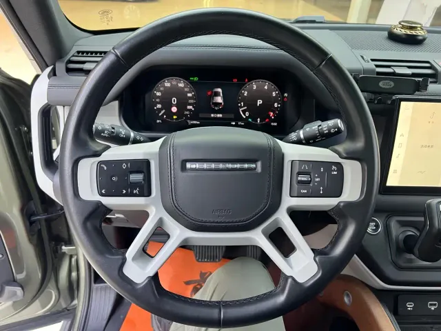 Land Rover Defender — Фото автомобиля 14
