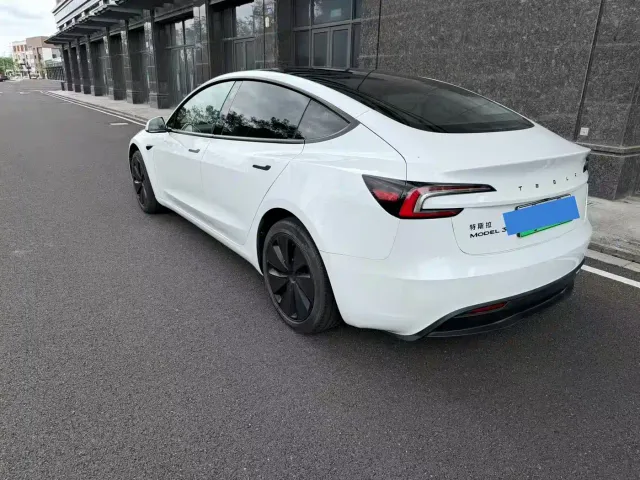 Tesla Model 3 — Фото автомобиля 6