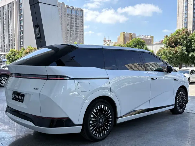 Xpeng X9 — Фото автомобиля 9