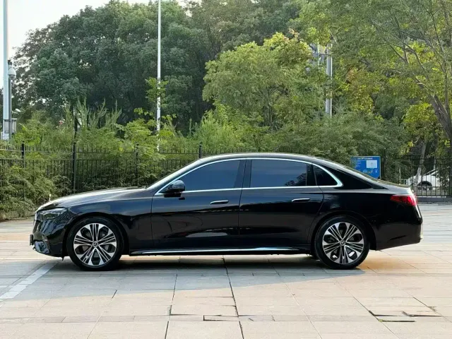 Mercedes-Benz E-Class — Фото автомобиля 3