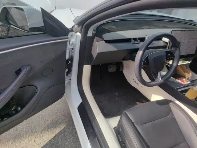 Tesla Model 3 — Фото автомобиля 12