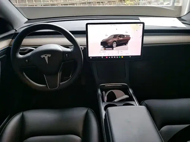 Tesla Model Y — Фото автомобиля 13