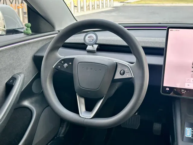 Tesla Model 3 — Фото автомобиля 15
