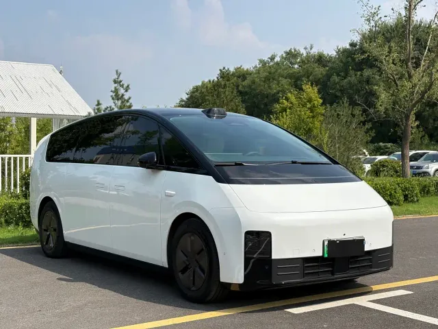 Li Auto MEGA — Фото автомобиля 2