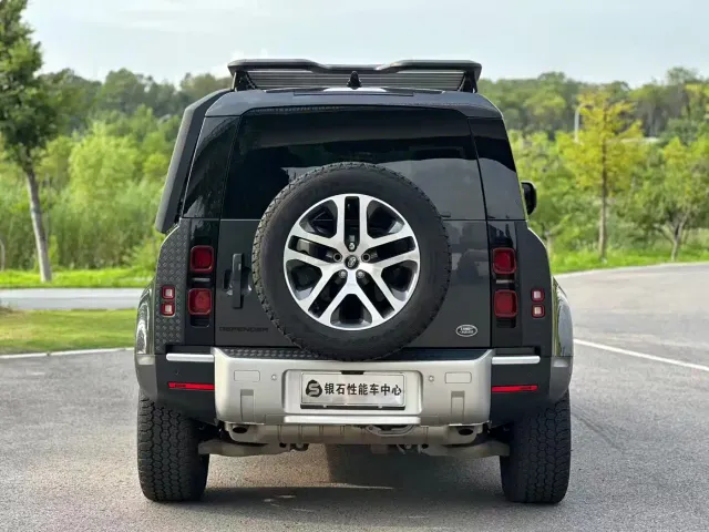 Land Rover Defender — Фото автомобиля 16