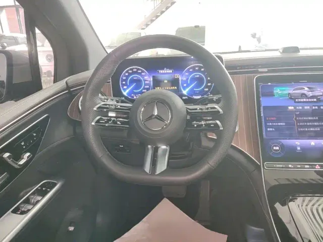 Mercedes-Benz EQE SUV — Фото автомобиля 10