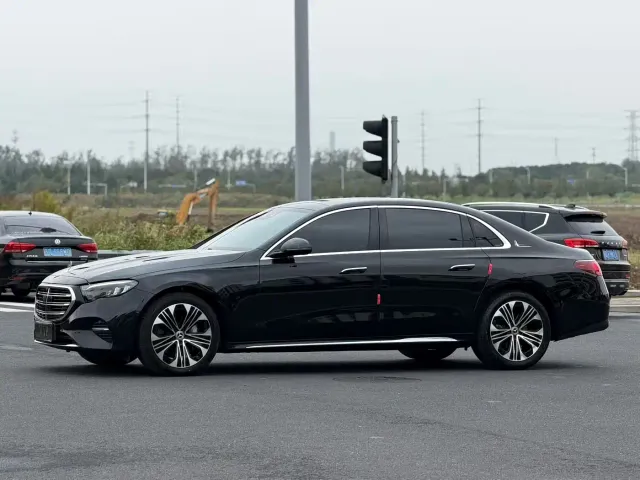 Фотография автомобиля — Mercedes-Benz E-Class