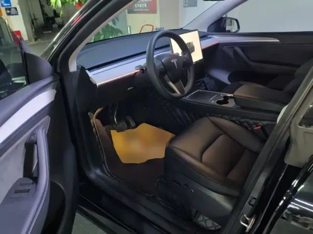 Tesla Model Y — Фото автомобиля 15