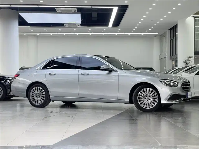 Mercedes-Benz E-Class — Фото автомобиля 3