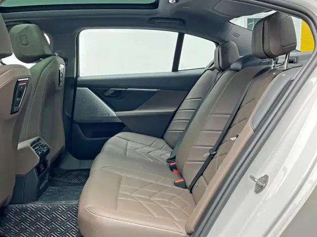 BMW 5 Series — Фото автомобиля 16