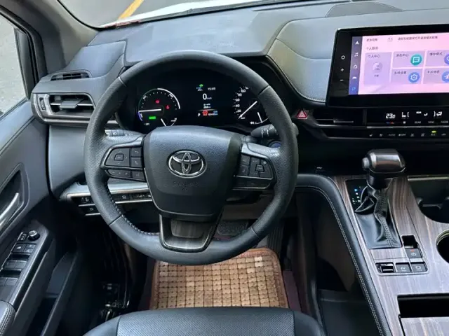 Toyota Sienna — Фото автомобиля 11