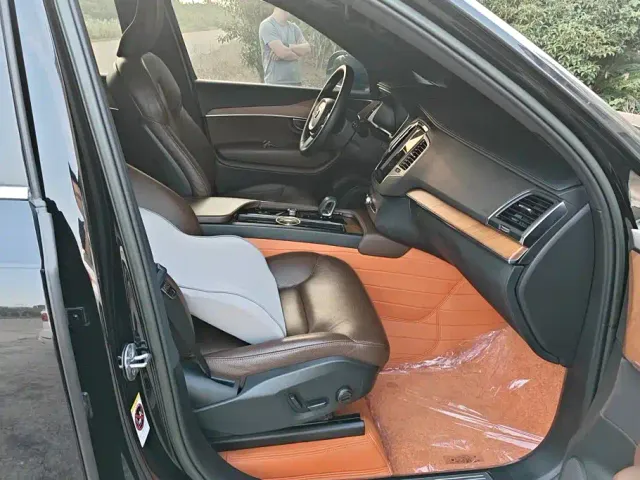 Volvo XC90 — Фото автомобиля 8