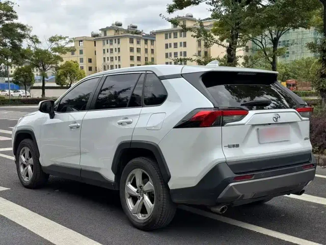 Toyota RAV4 — Фото автомобиля 10