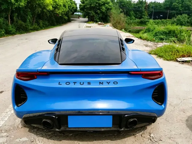 Lotus Emira — Фото автомобиля 4