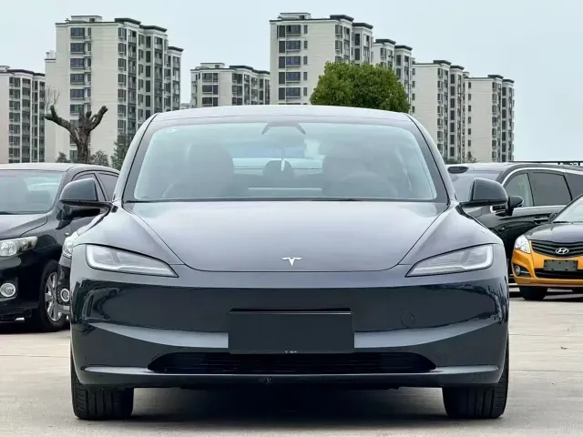 Tesla Model 3 — Фото автомобиля 2