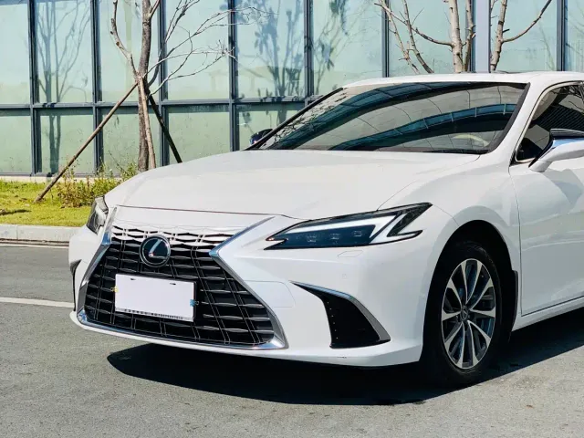 Lexus ES — Фото автомобиля 9