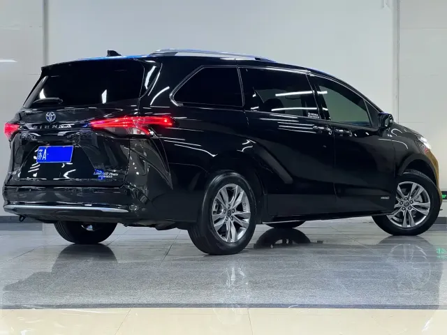 Toyota Sienna — Фото автомобиля 6