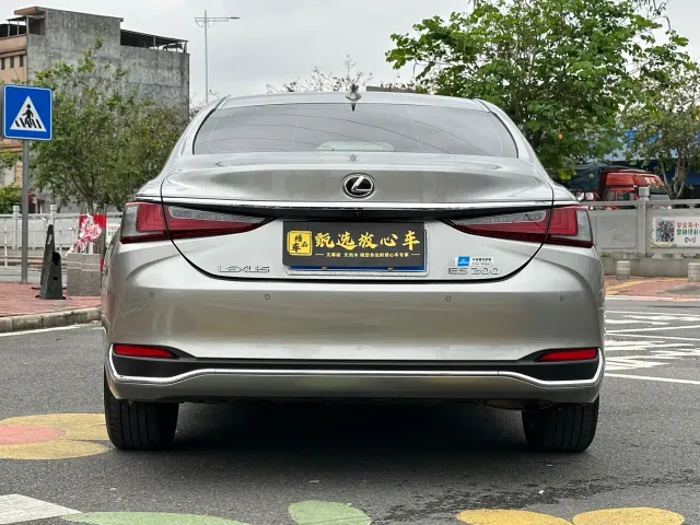 Lexus ES — Фото автомобиля 5