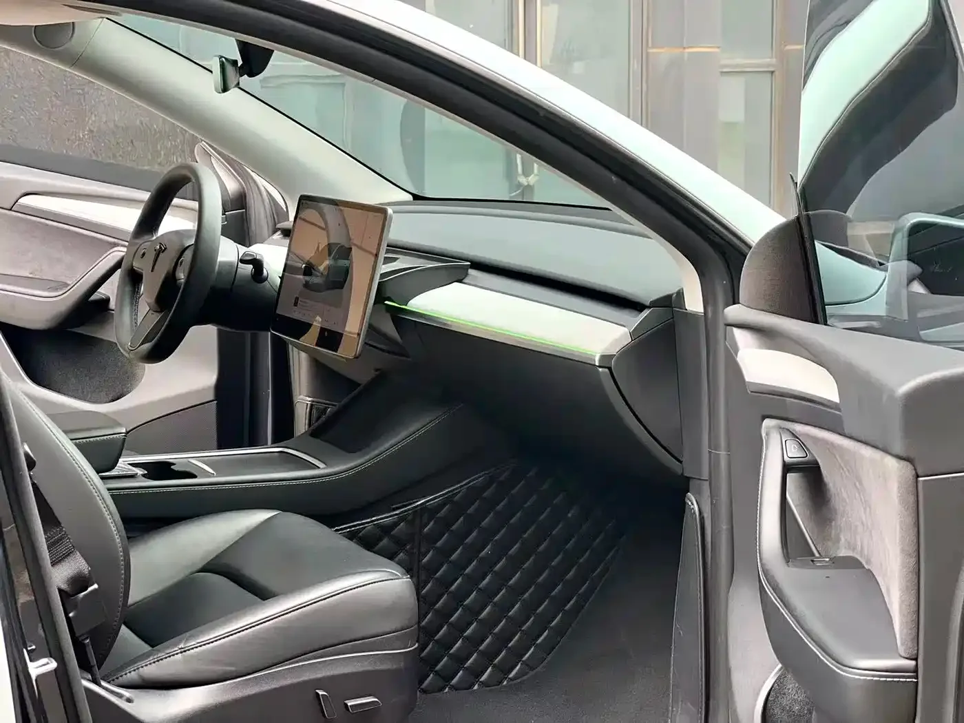 Tesla Model Y 2024 Rear-Wheel Drive Version — Фото автомобиля 9