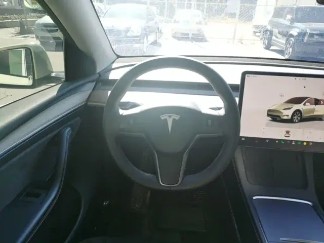Tesla Model Y — Фото автомобиля 10