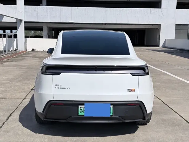 Tesla Model Y — Фото автомобиля 17