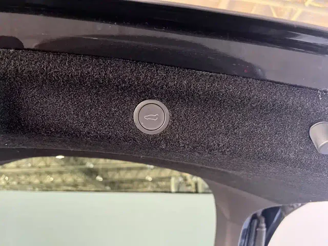 Tesla Model Y — Фото автомобиля 17
