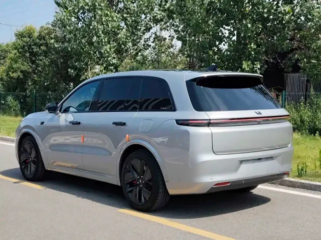Li Auto L8 — Фото автомобиля 10