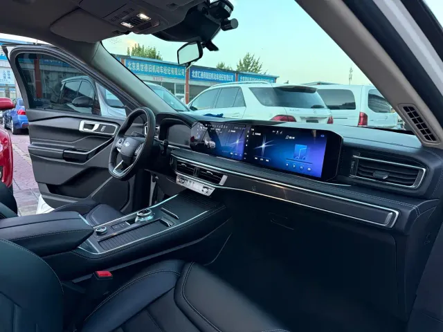 Ford Explorer — Фото автомобиля 12