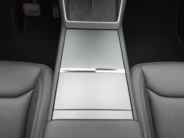 Tesla Model Y — Фото автомобиля 16