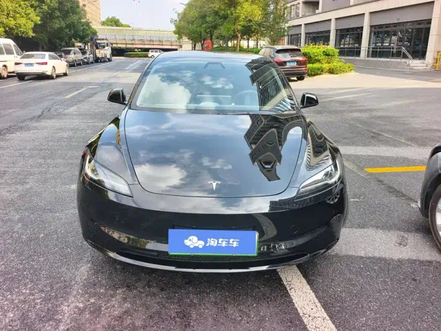 Tesla Model 3 — Фото автомобиля 2