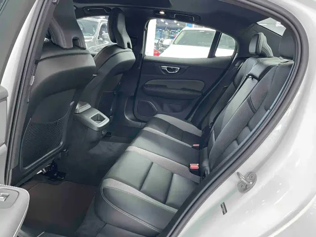 Volvo S60 — Фото автомобиля 6