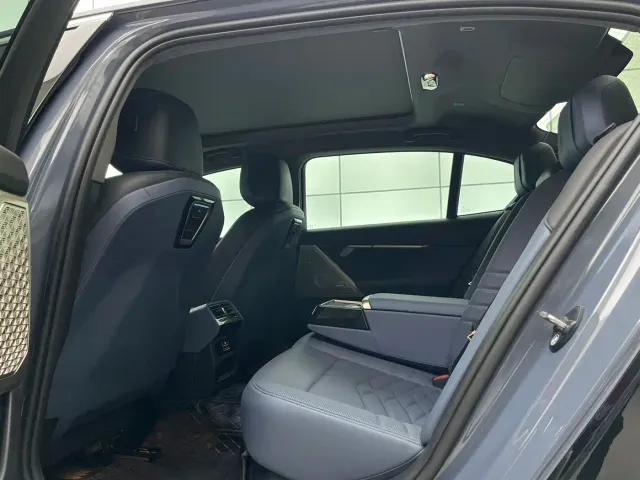 BMW i5 — Фото автомобиля 2