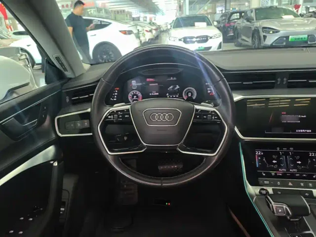 Audi A7L — Фото автомобиля 10