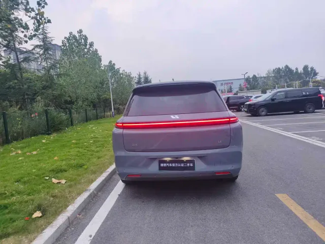 Li Auto L8 — Фото автомобиля 12