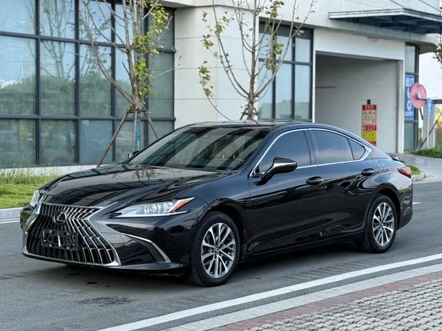 Фотография автомобиля — Lexus ES